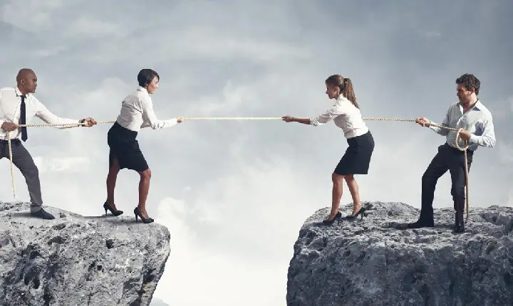 A conta é pra todos. Alta de IOF faz brasileiro trabalhar mais para pagar impostos.