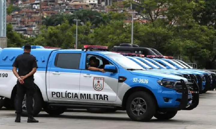 Adolescente pega arma do pai e atira acidentalmente na cabeça de amigo