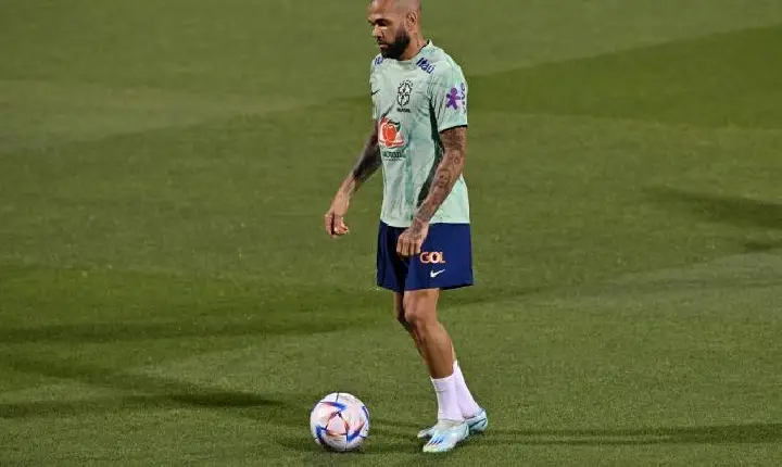 Advogado de Daniel Alves explica mudança de versões do jogador em depoimentos