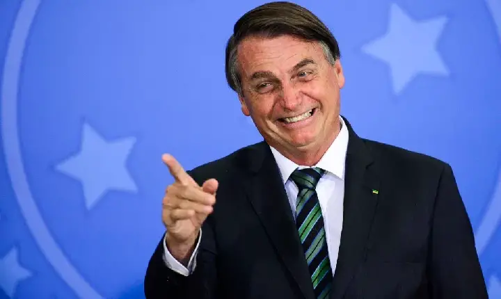 Após ter alta, Bolsonaro deixa hospital e vai para prisão domiciliar