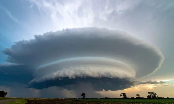 Após tornado no Paraná, Inmet mantém alerta laranja para 7 estados