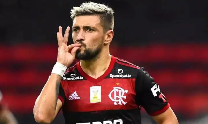 Arrascaeta brilha, marca duas vezes, e Fla elimina o Atlético-MG