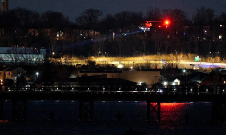 Avião com 64 pessoas bate em helicóptero e cai em Washington
