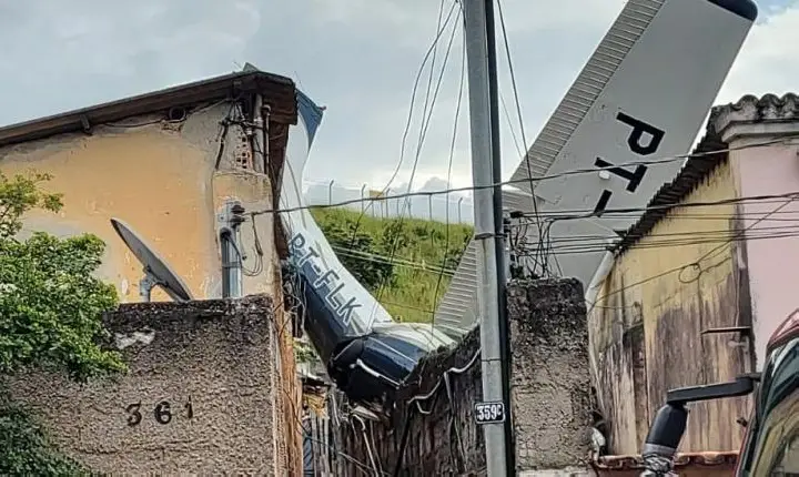 Avião de pequeno porte cai em Belo Horizonte e atinge duas casas