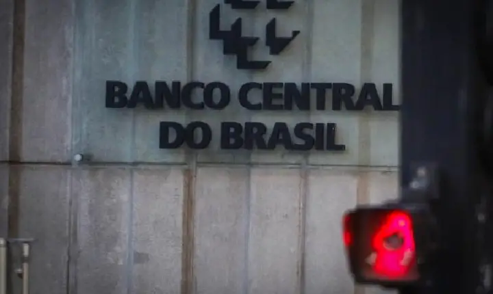 Banco Central eleva risco de inflação estourar a meta em 2023, mas aumenta projeção do PIB