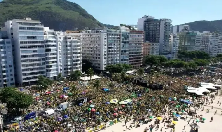 Bolsonaro diz ser acusado sem provas e exalta Elon Musk em ato no Rio