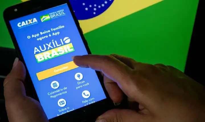 Bolsonaro sanciona lei que permite empréstimo consignado a beneficiários do Auxílio Brasil