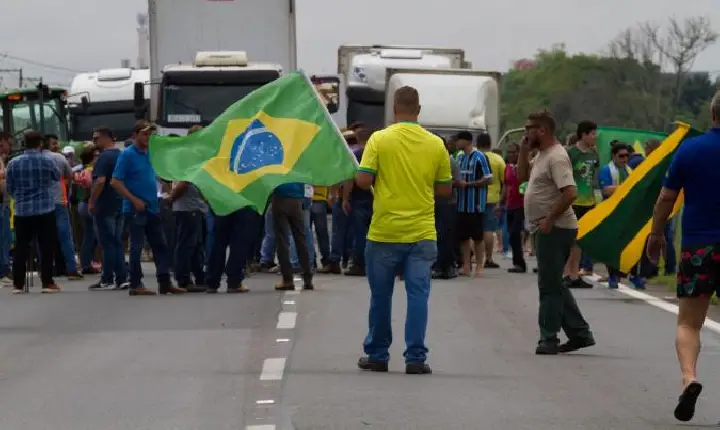 Caminhoneiros fazem protestos em 17 rodovias de 5 Estados do país