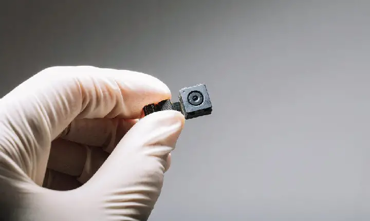 Canadense encontra câmera escondida em banheiro de Airbnb: “Envergonhada”