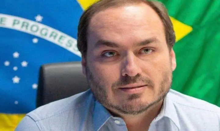 Carlos Bolsonaro é alvo de operação da PF