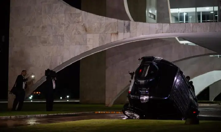 Carro cai no espelho d’água do Palácio do Planalto