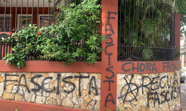 Casa de coordenadora do MBL amanhece pichada em SP: ‘Recua, fascista’