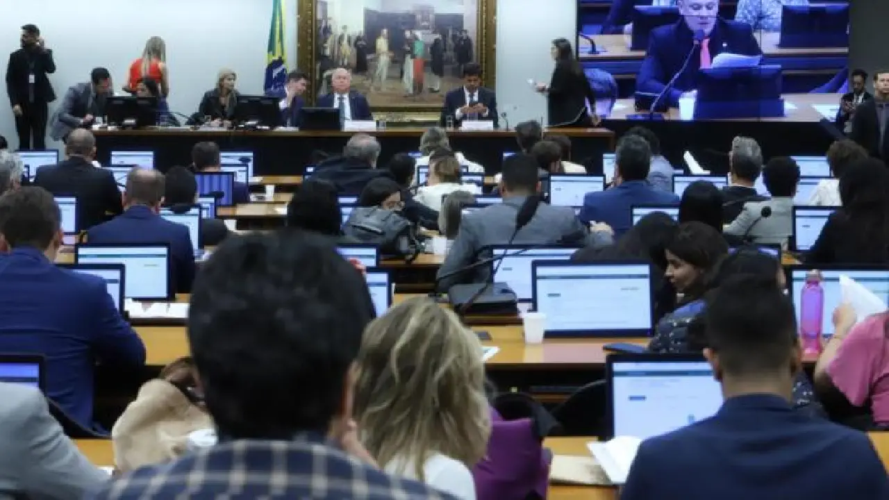 CCJ aprova PEC sobre o fim da escala 6×1