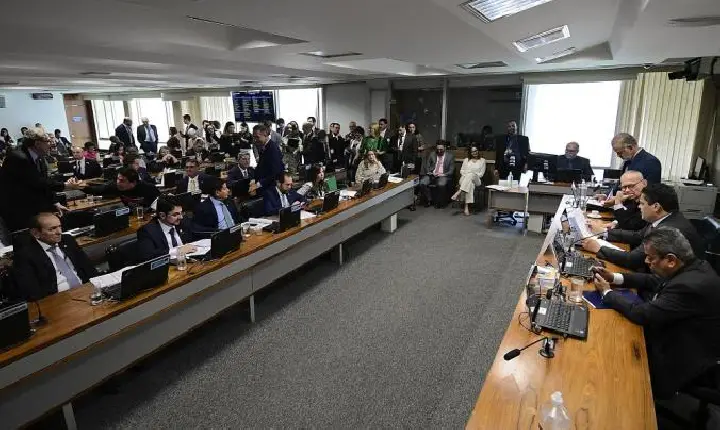 CCJ do Senado aprova PEC para limitar decisões monocráticas de ministros do STF