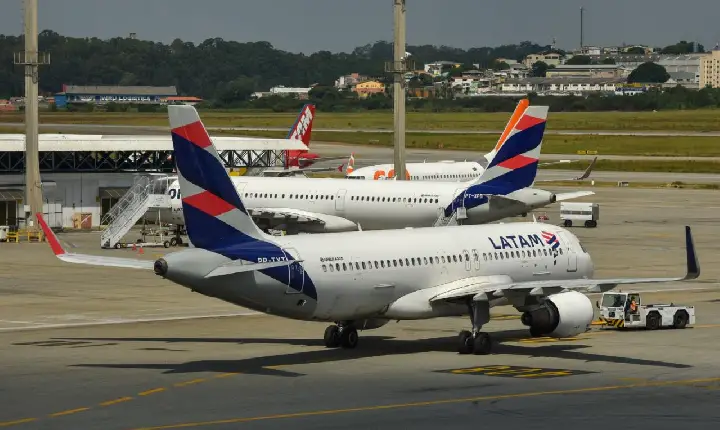 CEO da Latam joga responsabilidade de atrasos de voos em eventos climáticos e pede paciência