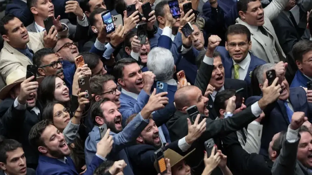 Congresso derruba veto de Lula à dosimetria e beneficia Bolsonaro