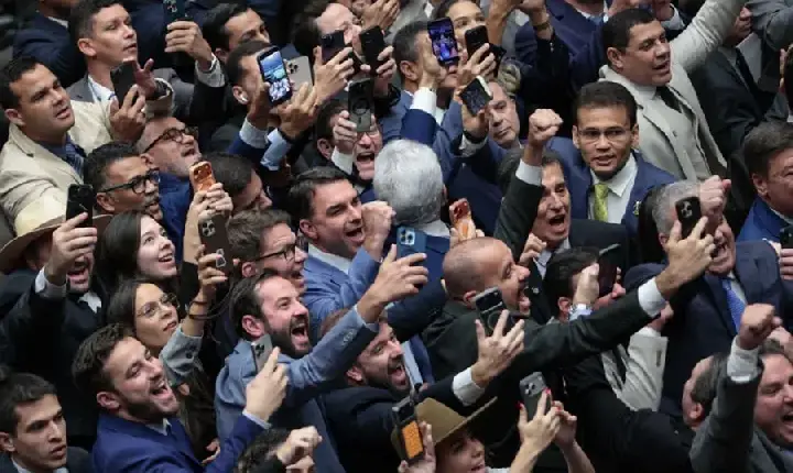 Congresso derruba veto de Lula à dosimetria e beneficia Bolsonaro