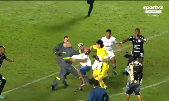 Copa do Brasil: Torcedor do Santos invade gramado e tenta agredir Cássio