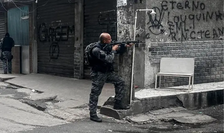 Criminosos atiram em dois helicópteros da polícia durante operação em favelas do Rio