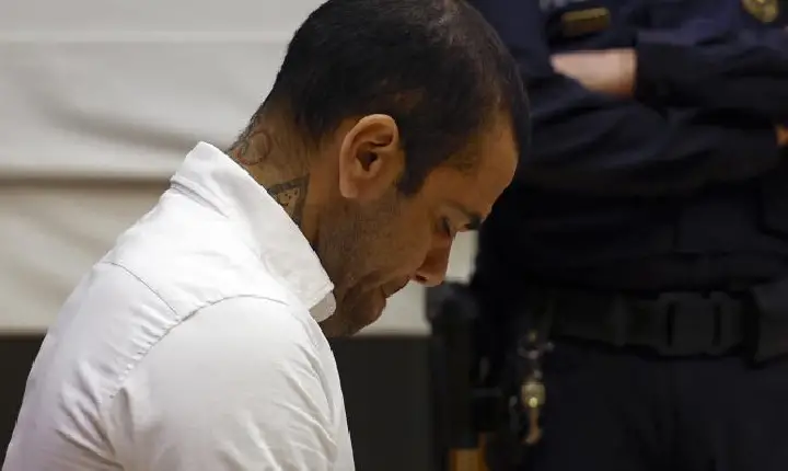 Daniel Alves é condenado a quatro anos e meio de prisão por estupro na Espanha