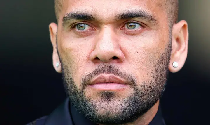 Daniel Alves presta novo depoimento e cita a ex-esposa para justificar mudanças no relato
