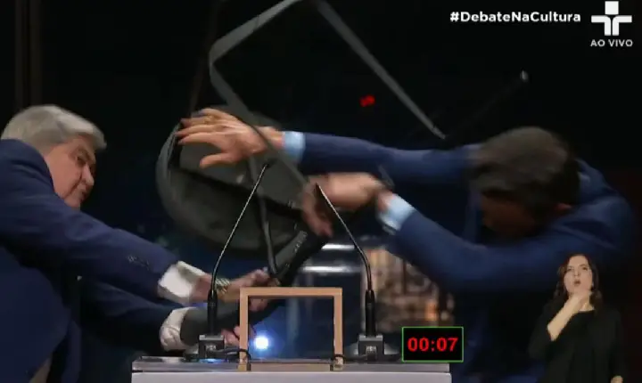 Datena dá cadeirada em Pablo Marçal durante debate para a Prefeitura de São Paulo