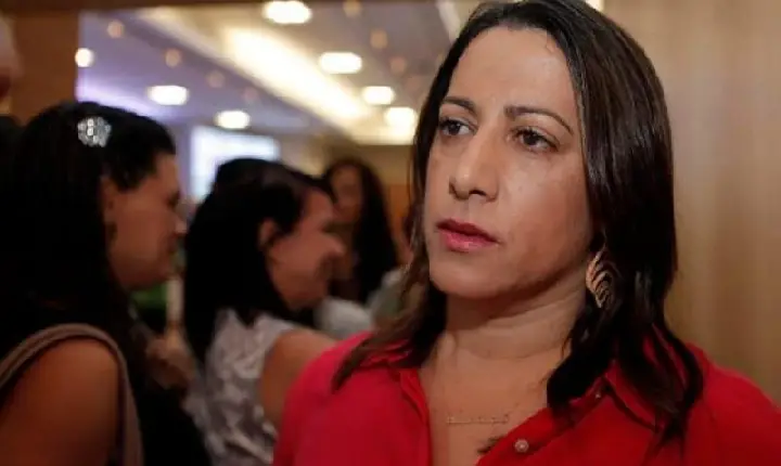 Deputada Claudia Oliveira, quebra protocolos Legais para fazer politica