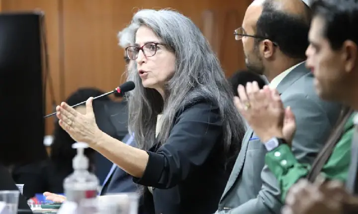 DOUTORA RAISSA SOARES - Um Porto Seguro na Ideologia