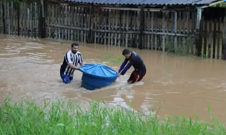 Enchentes, arrastam casas e deixam região Norte em situação caótica