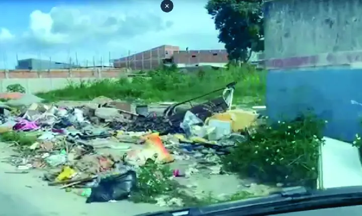 Entorno da Praça da Família, em Porto Seguro, sofre com abandono e acúmulo de lixo