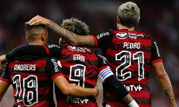 Entre vaias e aplausos, Flamengo vence o América-MG e se afasta do Z4 do Brasileirão