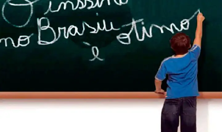 Estudantes de universidade federal protestam contra corte bilionário na educação