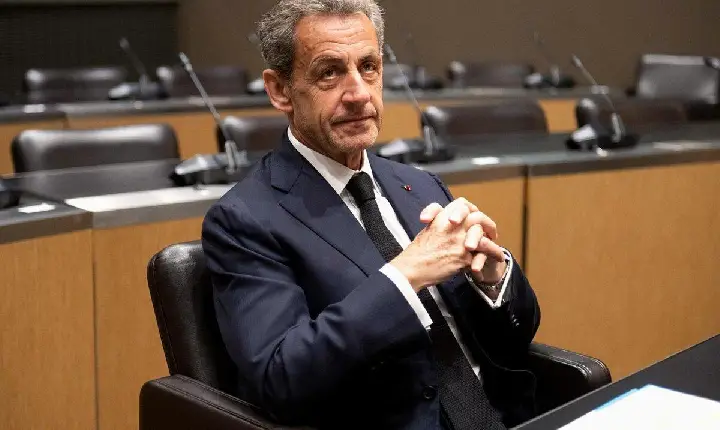 Ex-presidente da França é condenado por corrupção, mas recebe tornozeleira eletrônica e evita prisão