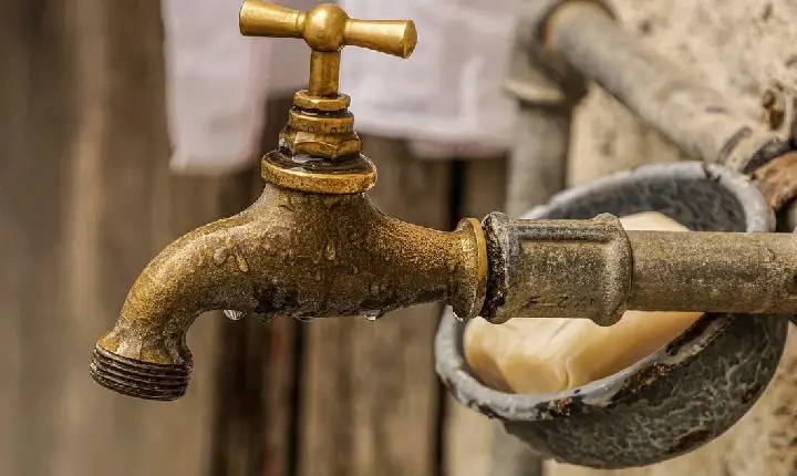 Facção corta água de dois mil moradores e cobra R$ 200 para religar