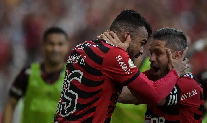 Flamengo atropela o retranqueiro Athletico-PR e entra no G4 do Brasileirão