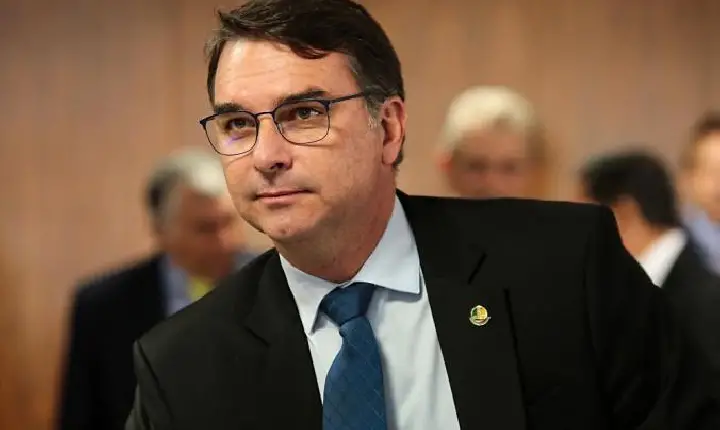 Flávio promete trabalhar ‘até o fim’ para tornar Bolsonaro elegível