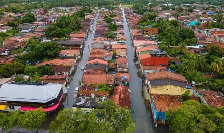 Fortes chuvas causam alagamentos e deslizamentos no litoral da Bahia