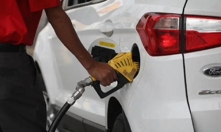 Gasolina tem leve queda nos postos e interrompe sequência de altas