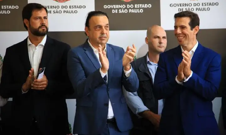 Governo de São Paulo vai reajustar salários de 100 mil professores em 15%