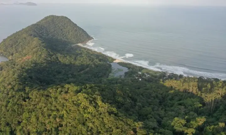 Guarujá estuda controlar acesso de praia visada por turistas