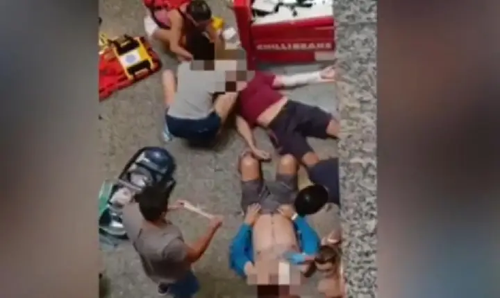 Homem se joga de primeiro andar de shopping e cai em cima de outra pessoa