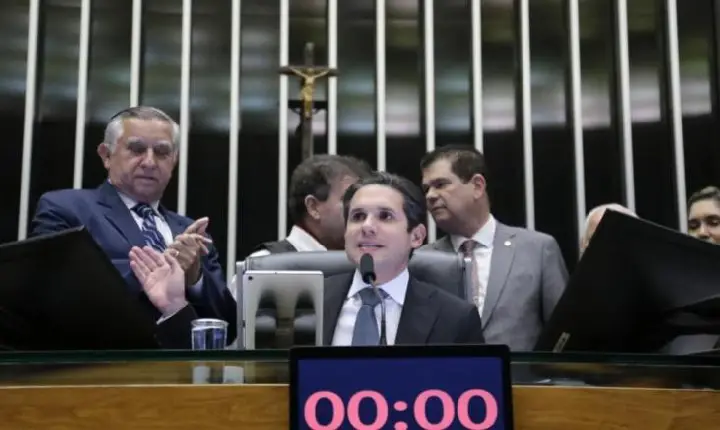 Hugo Motta anuncia discussão sobre urgência da anistia a envolvidos no 8 de Janeiro