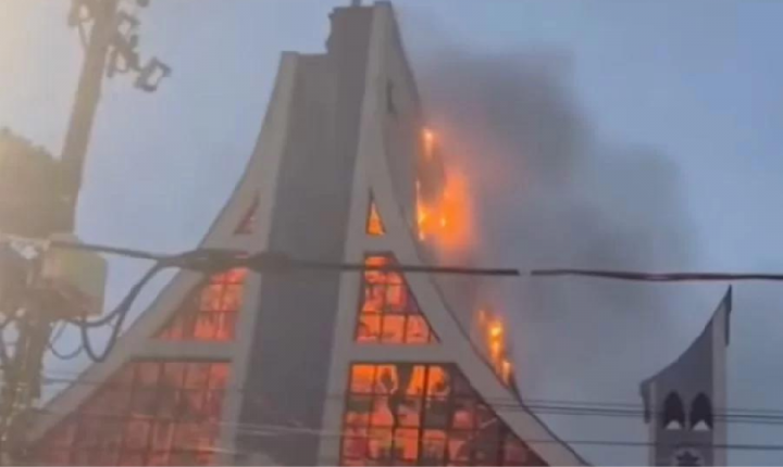 Igreja pega fogo após ser atingida por um raio na Grande SP