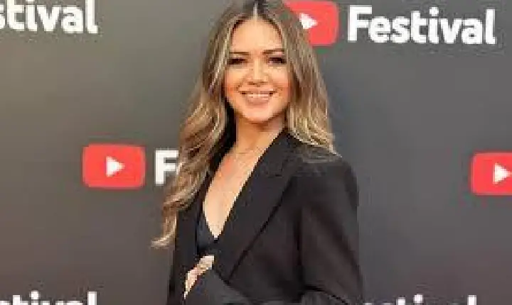 Influenciadora que casou consigo mesma morre ao cair de 5º andar