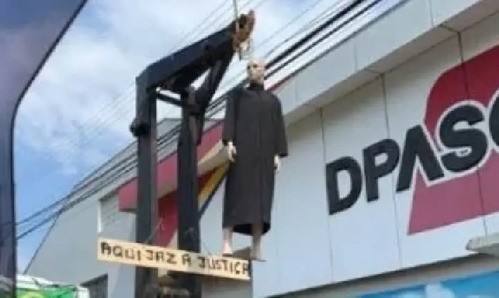 Internauta denuncia caminhão em que Moraes aparece enforcado