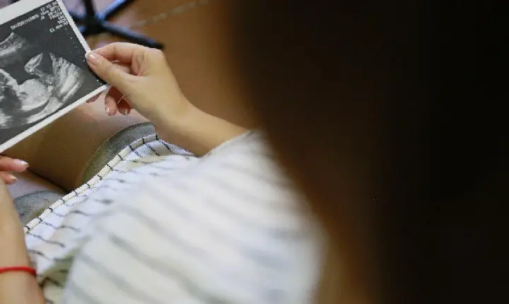 Jovem de 23 anos é preso por vender filha recém-nascida na Bolívia