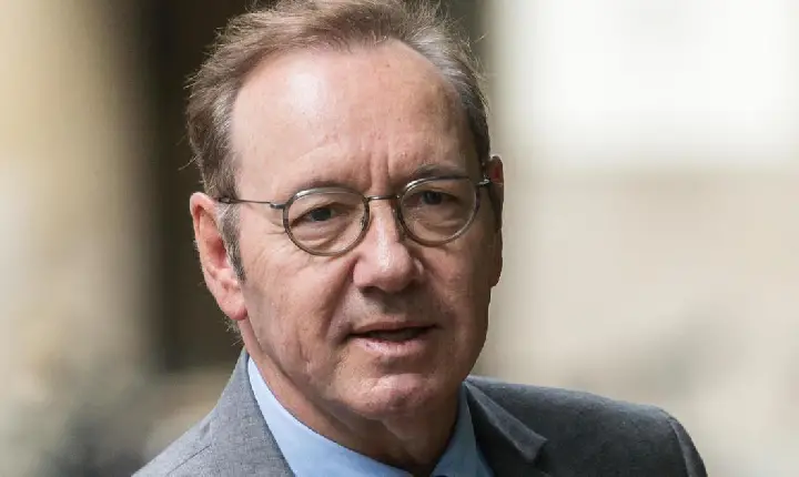 Kevin Spacey é absolvido de todas as nove acusações de crimes sexuais em julgamento em Londres