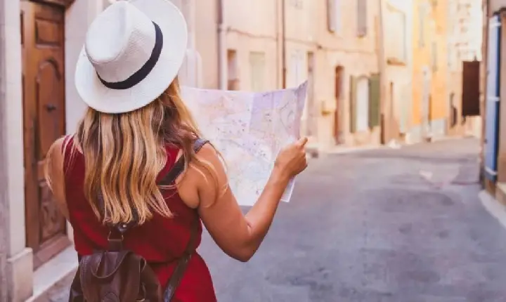 Mais de 100 turistas que caíram em golpe ao viajarem para Caldas Novas pagam ônibus para voltar para casa