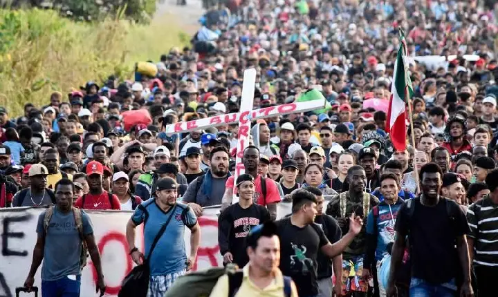 Mais de 11 mil migrantes esperam em acampamentos no México para tentar entrar nos EUA