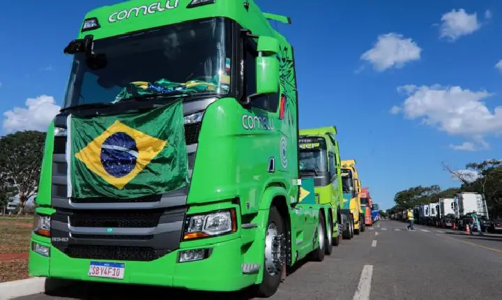 Manifestações a favor do Exército continuam em Brasília mesmo após fortes chuvas